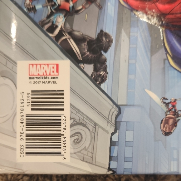 Marvel Spider-Man 5-Minute Stories Book with Red and Blue Cover - Picture 3 of 3